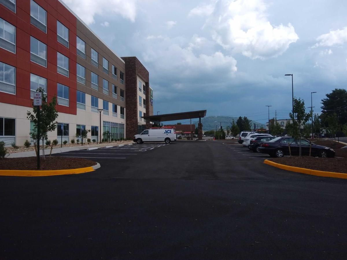 Express & - - Civic Center 3* Roanoke