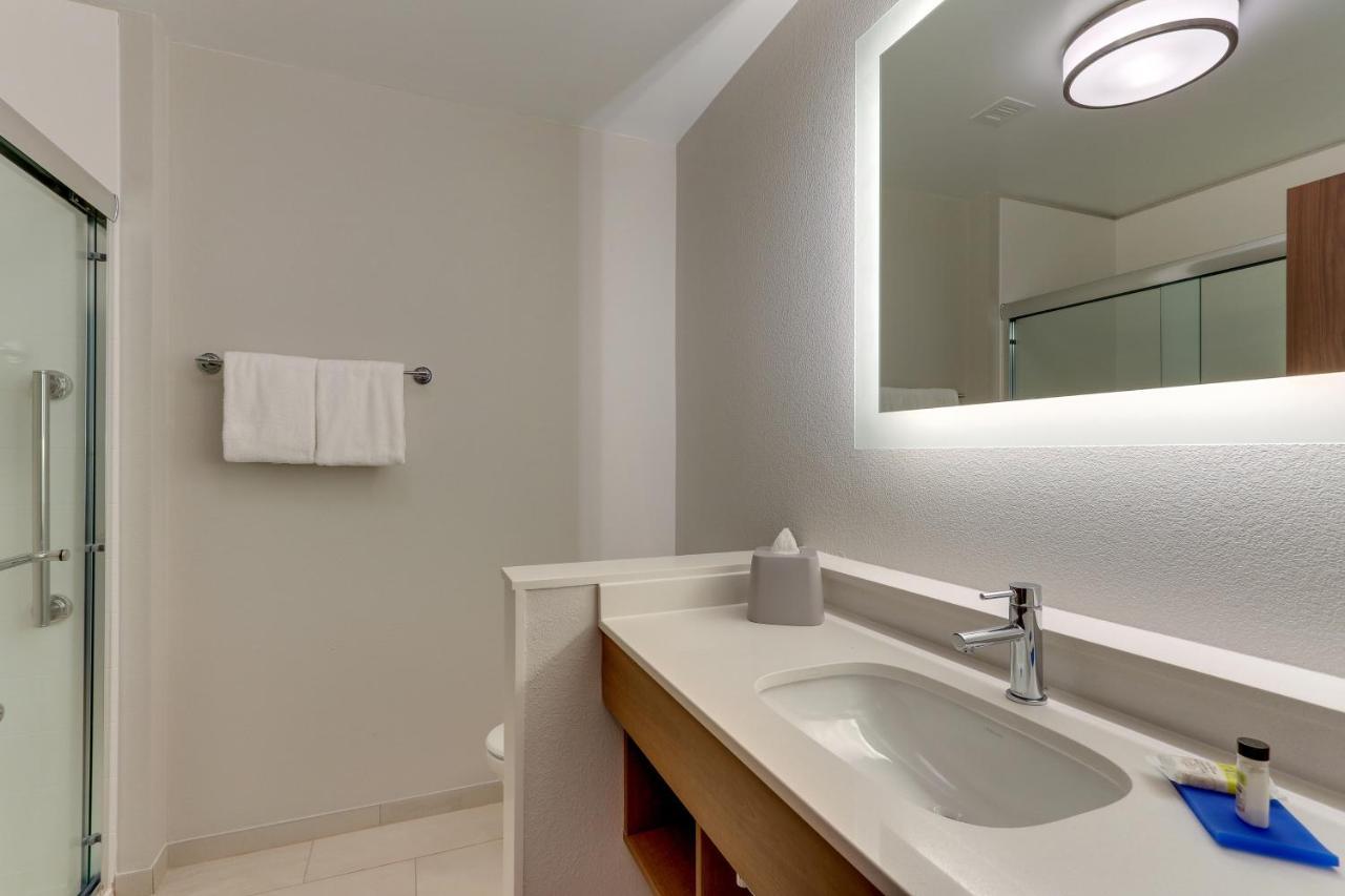 Holiday Express & - - Civic Center Hotel 3*